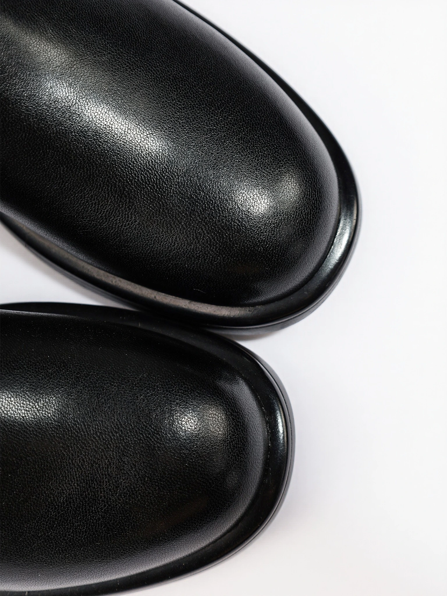 Ботинки-челси черного цвета на низком каблуке